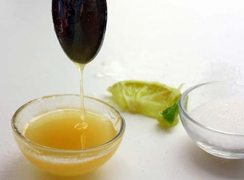 Cắt đôi quả chanh để thoa lên mặt, em đã làm “chuột bạch” thành công, da trắng