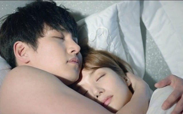 Vợ yêu ơi, nằm ôm em vẫn là ấm nhất!