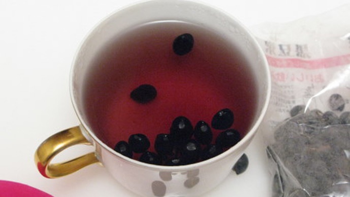 Uống nước đậu đen rang để trị mụn, da trắng sáng, căng mịn màng