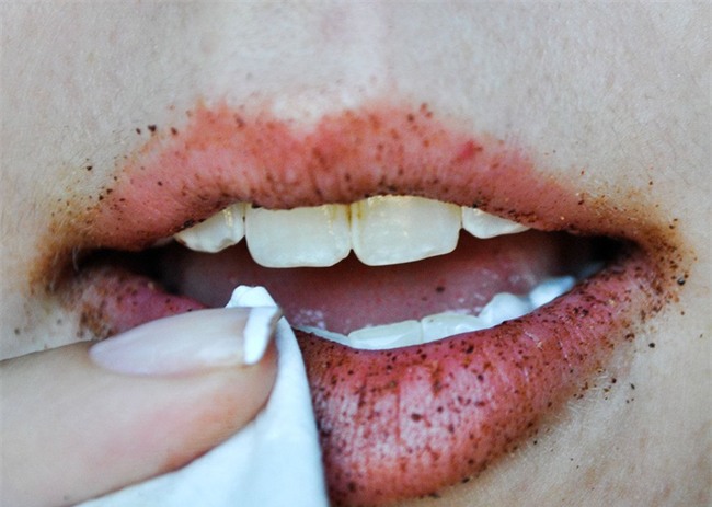 Tự làm gel tẩy da chết cay xè giúp môi bạn hết sạch thâm, trở nên căng bóng chỉ sau vài lần sử dụng