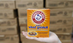 Ai cũng nên trữ 1 hộp baking soda trong nhà bởi vì chắc chắn sẽ có lúc bạn phải dùng đến nó trong những việc sau