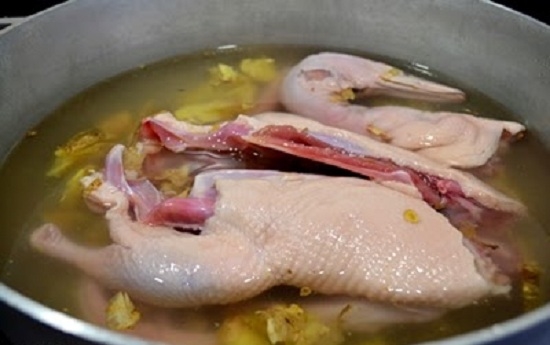 Trước khi nấu hãy ‘Tắm’ thịt vịt trong nước này bảo đảm sẽ ngon tuyệt vời, chẳng còn mùi hôi