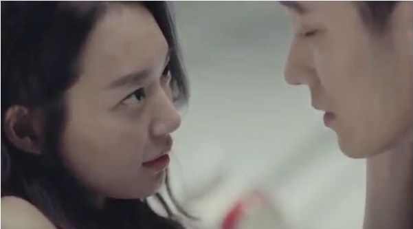 Thấy bạn gái ở nhà trọ một mình, chàng trai liền nhào vô "đòi", nào ngờ vừa chạm vào phần trên của cô thì giật bắn vì...