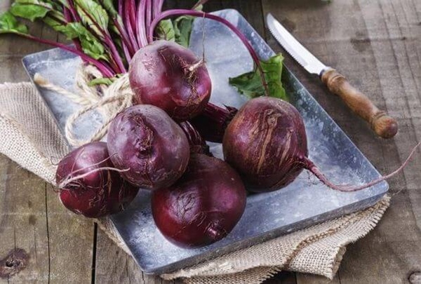 Môi thâm bẩm sinh cũng căng mọng, hồng hào nhờ đắp 1 lát củ dền