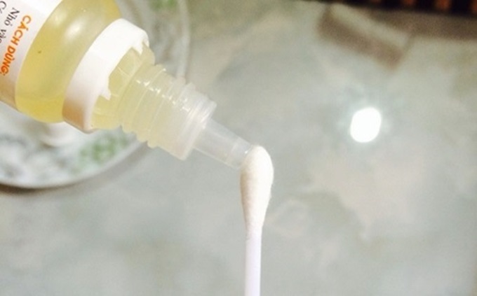 Trị mụn trứng cá chỉ bằng 1 lọ thuốc nhỏ mắt với giá vài ngàn bạc