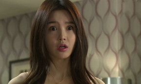 Chồng hẹn ra khách sạn lúc giữa trưa, nhưng vừa đến nơi đọc tên chồng thì cô nhân viên đột nhiên khóc thét