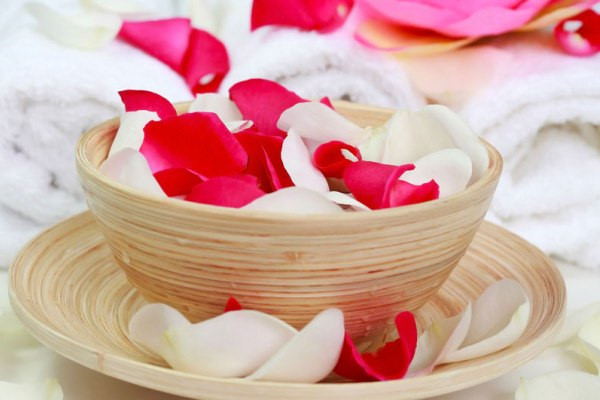 Da sạch mụn, trắng mịn không tỳ vết mà còn trẻ ra đến 10 tuổi chỉ nhờ 1 giọt nước này mỗi tối!