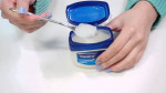 Cô gái lấy Vaseline thoa lên ngực và nhận về cái kết ngọt khiến mọi cô nàng muốn làm theo ngay lập tức