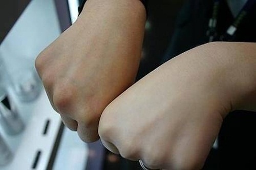 Cả thế giới ra đây mà xem nè, da em trắng bóc hơn cả em bé, ai sờ cũng phê chỉ nhờ trộn sữa chua với thứ này