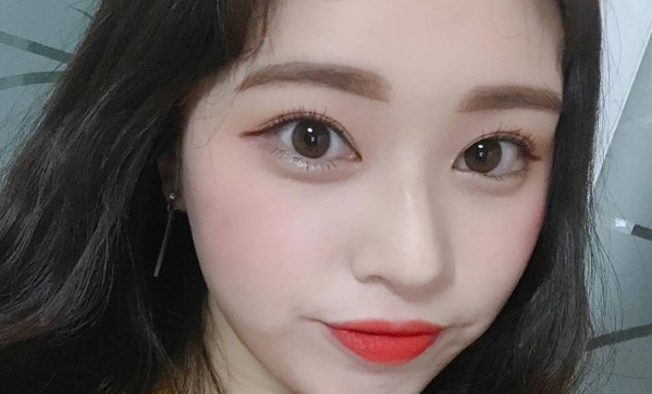 Thay phiên nhau đắp 3 lần/tuần bột trà xanh và tinh bột nghệ, trong 2 tháng, mụn rồi nếp nhăn quanh mắt cứ thế biến mất