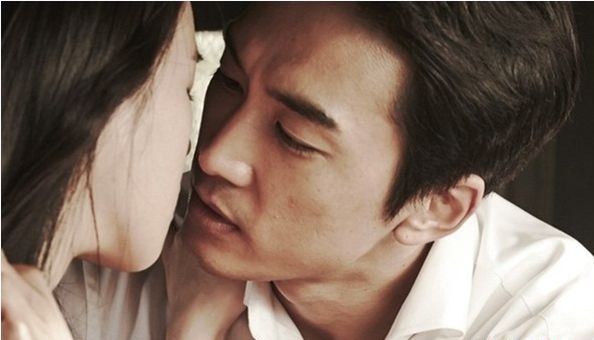 Đôi giày đỏ chót trước cửa phòng ngủ của vợ chồng em