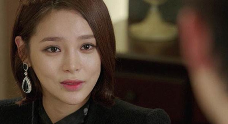 Thấy vợ, chồng để bồ trốn dưới gầm giường rồi hoảng hồn với món quà vợ để sẵn…