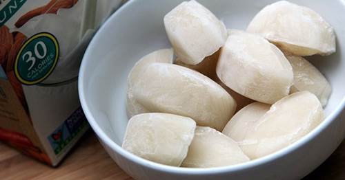 Nóng như thế này thì bôi trát kem làm gì, cứ lấy đá chườm lên mỗi tối da nõn mịn, trắng đẹp không tỳ vết