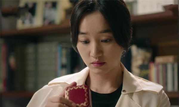 Bí mật đằng sau chiếc nhẫn cưới chồng đeo hàng ngày khiến vợ chết lặng