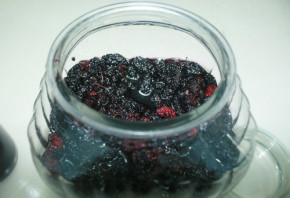 Cứ ngâm dâu tằm thế này rồi uống, để lâu chẳng sợ nổi bọt, da trắng mịn, dáng lại thon bất ngờ