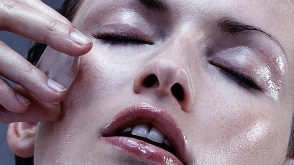 Da trắng bóc, căng mướt và mịn màng như gái Hàn Quốc nhờ 1 viên đá lạnh