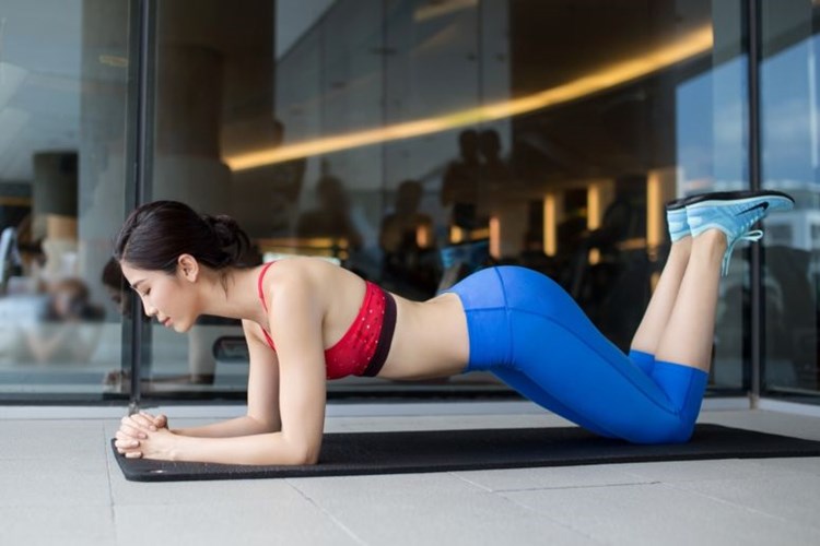 Ngồi nhà không cũng giảm được ký với 12 bài tập dễ không tưởng này