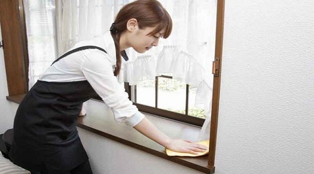 Mời bạn đến ăn tân gia, sợ bẽ mặt chồng giới thiệu vợ là người ở ai dè vợ vừa cởi khẩu trang thì thằng bạn khúm núm chào vợ: “Ơ, sếp ạ”