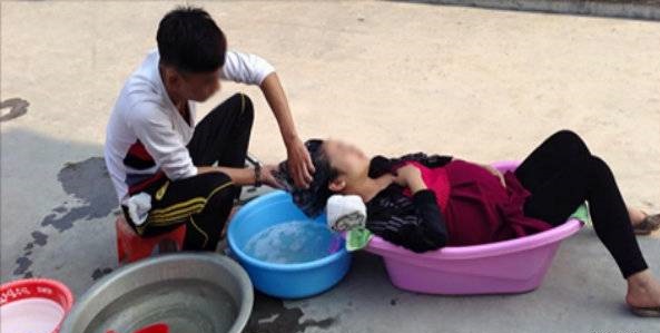 Chúng mày ạ, vợ tao đang bầu 6 tháng, tao thề nó đẻ xong là tao đập nó lên bờ xuống ruộng