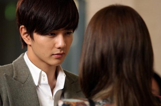 Chồng vừa thở hổn hển vừa trơ trẽn nói: "Cô nuôi con 2 năm rồi, giờ đến lượt tôi"