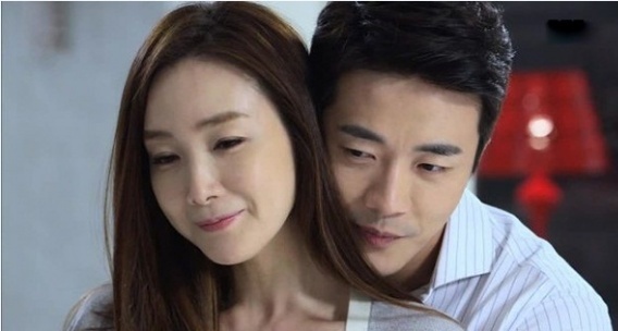 Chồng nhìn vợ mếu máo: &rsquo; Trời ạ, phẳng lì thế kia thì chết đói cả bố lẫn con rồi&rsquo;