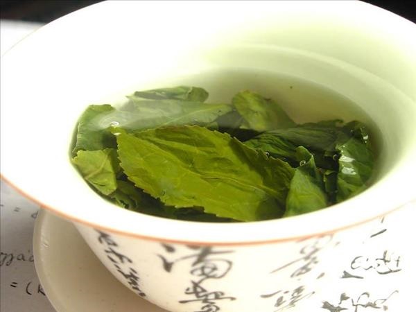 Đắp miếng bông nhúng nước trà xanh chỉ 15 phút thôi, bạn sẽ hốt hoảng về kết quả