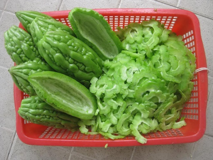 Da trắng hồng, lỗ chân lông se khít nhờ đông đá mướp đắng rồi chà lên mặt thế này