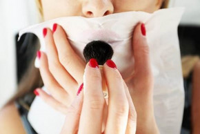 Đặt khăn giấy lên môi rồi phủ một lớp phấn rôm, mẹo hay bạn nhất định phải biết