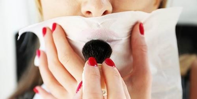 Đặt khăn giấy lên môi rồi phủ một lớp phấn rôm, mẹo hay bạn nhất định phải biết