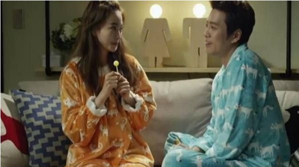 Cúc áo của em tuột rồi, để anh cài lại cho nhé...