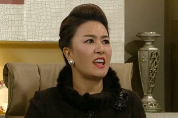 Ngày cưới mẹ chồng lên trao cho sổ đỏ 2 ngôi biệt thự nhưng lại ghé tai nói với con dâu điều ki.nh hoàng này