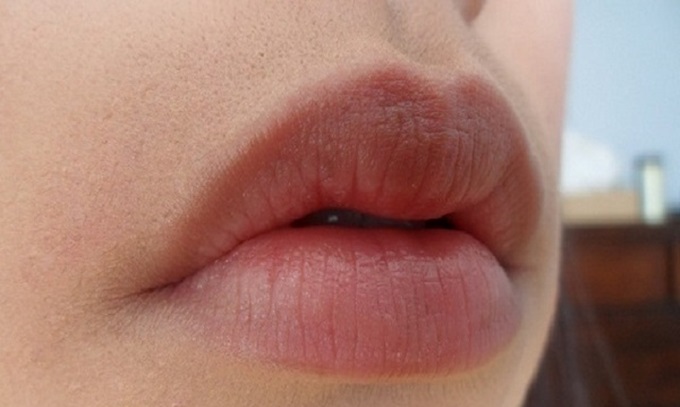 Chà một lát này trước khi ngủ, bờ môi HỒNG HÀO mà chẳng cần son dưỡng