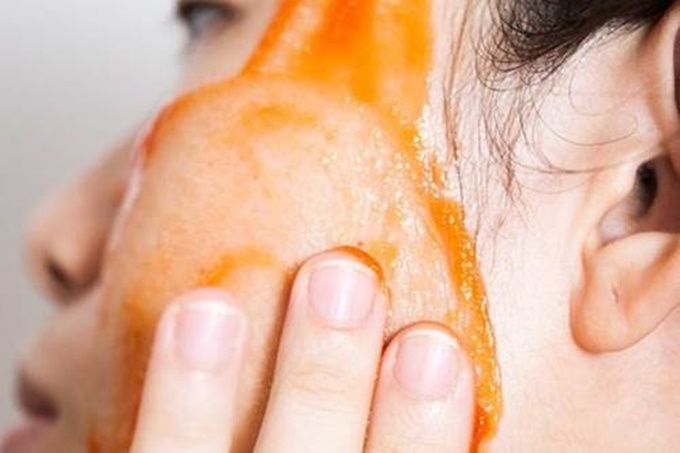 Nghiền nát miếng đu đủ chín đắp mặt nạ, da trắng bật 2 tông chỉ sau 1 đêm