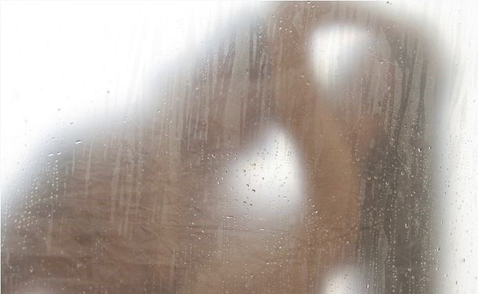 “Chồng chị đang ở nhà, lát em cứ đến như mọi lần chị đi công tác nhé, có quà cho 2 người đó″