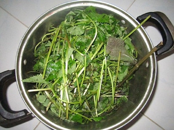 Chỉ cần xông hơi bằng chậu nước này là nhân mụn đầu đen cứ thế bị đẩy lên SẠCH SÀNH SANH đấy