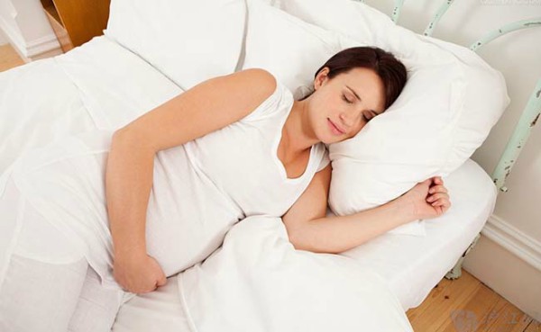 Vì sao nằm nghiêng sẽ tốt hơn cho phụ nữ mang thai?