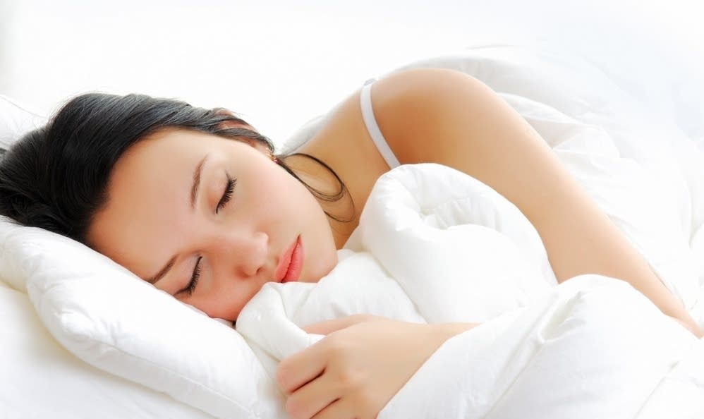 Bí mật động trời đằng sau thói quen cởi trần đi ngủ của vợ!!