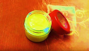 Tự làm kem dưỡng da để làn da luôn trắng hồng, căng mịn