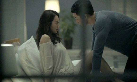 Đêm qua mẹ đi vắng bố với cô ấy múa bụng trên giường vui lắm!