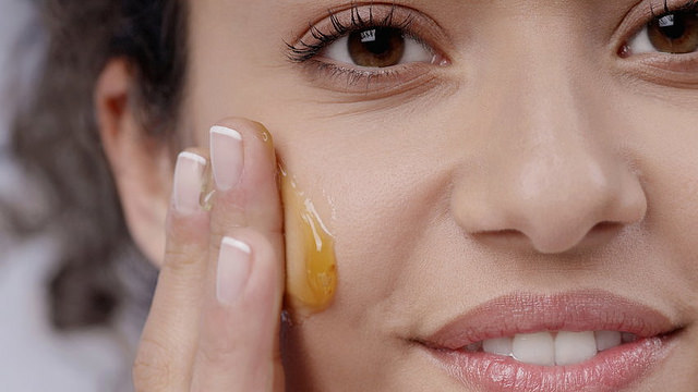 Thoa 1 giọt mật ong lên da mặt trước khi đi ngủ, sáng hôm sau bạn sẽ ngạc nhiên với kết quả