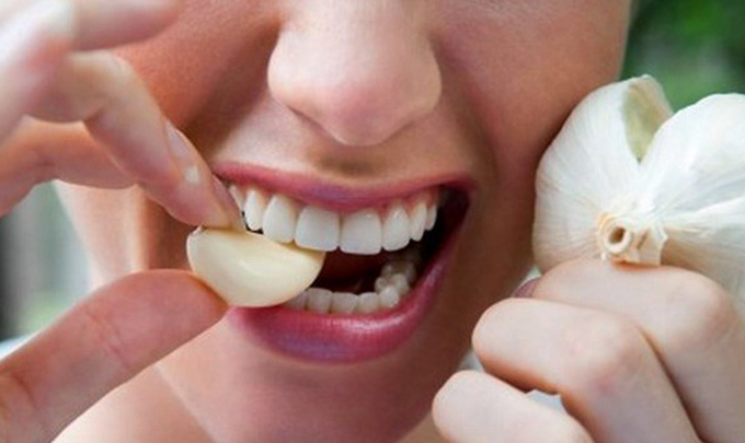 Mũi chảy đầy mủ hay viêm xoang nặng cấp tính cũng khỏi tức thì nhờ dùng 1 CỦ TỎI theo cách này