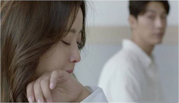 Đúng ngày đầy tháng con trai, chồng đưa đơn ly hôn cho tôi với lí do không thể nào ngờ…