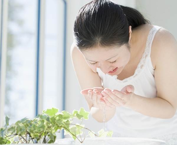 Khỏi tốn tiền mua sữa rửa mặt, bạn cứ hòa 1 trong 3 thứ này vào nước là da sẽ sạch sâu, trắng hồng lại còn trẻ hơn đến 10 tuổi đấy