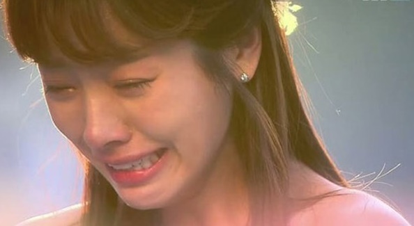 Đêm tân hôn, tôi cứ nằm trơ ra giữa giường, còn chồng bám chặt lấy mẹ anh ấy dưới đất...