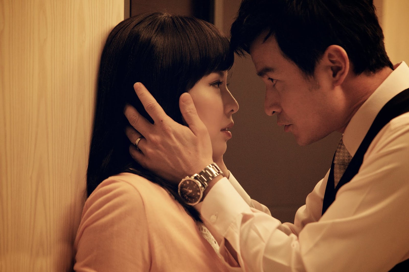 Chồng sốc nặng khi nghe vợ nói: ‘Em đi với ông ấy 1 đêm bằng mình kiếm tiền cả đời đấy’