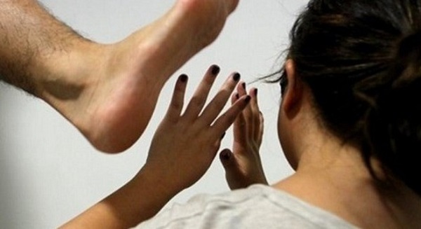 Chồng đánh vợ đến thâm tím mặt mày, mẹ chồng nhiếc móc không tiếc lời và âm mưu thâm hiểm phía sau