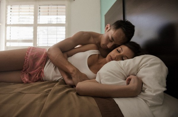 Nằm trên giường với cô ta, anh có nghĩ đến mẹ con tôi không?