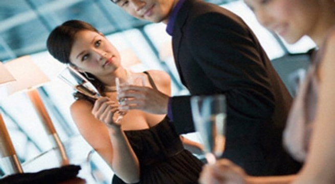 Thấy chồng LIẾC GÁI vợ đừng quá GHEN, phải làm việc này để đàn ông nể phục, tự động chừa thói trăng hoa