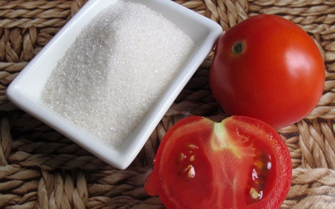 Lấy cà chua vào đường rồi thoa đều lên mặt, da đen sạm, sần sùi cũng trở nên mềm mịn, trắng trẻo