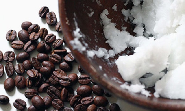 Trộn dầu dừa và bột café cho vào khay đá rồi thoa lên mặt, thật bất ngờ với kết quả sau đó